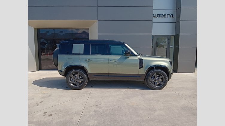 2025 SKLADOVÉ VOZIDLÁ Land Rover Defender 110 Pangea Green 3.0D MHEV 300PS  D300 MHEV X-Dynamic SE 