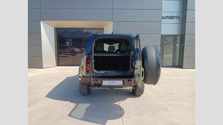 2025 SKLADOVÉ VOZIDLÁ Land Rover Defender 110 Pangea Green 3.0D MHEV 300PS  D300 MHEV X-Dynamic SE 