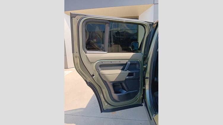 2025 SKLADOVÉ VOZIDLÁ Land Rover Defender 110 Pangea Green 3.0D MHEV 300PS  D300 MHEV X-Dynamic SE 