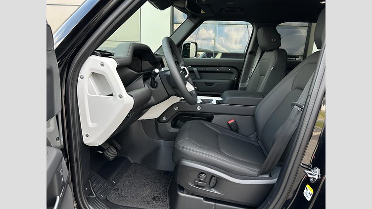 2025 SKLADOVÉ VOZIDLÁ Land Rover Defender 110 Čierna Santorini D200 AWD AUTOMAT MHEV X-Dynamic SE