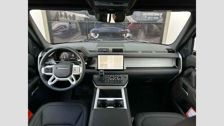 2025 SKLADOVÉ VOZIDLÁ Land Rover Defender 110 Čierna Santorini D200 AWD AUTOMAT MHEV X-Dynamic SE