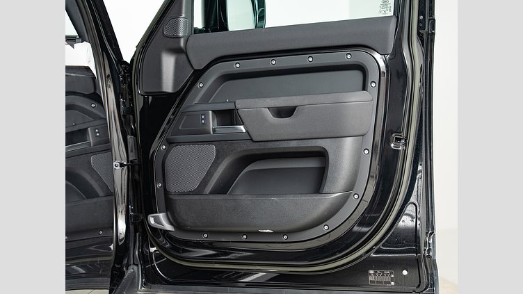 2023 認定中古車 Land Rover Defender 110 サントリーニブラック D300 AWD（AT） S