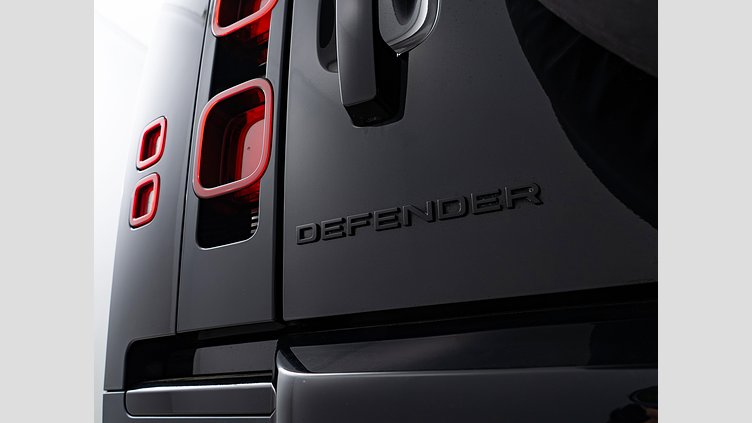 2023 認定中古車 Land Rover Defender 110 サントリーニブラック D300 AWD（AT） S