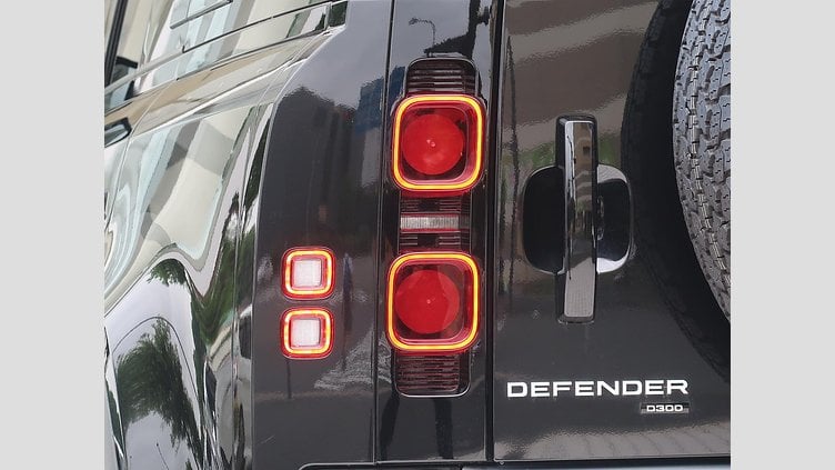 2023 認定中古車 Land Rover Defender 110 サントリーニブラック D300 AWD（AT） S