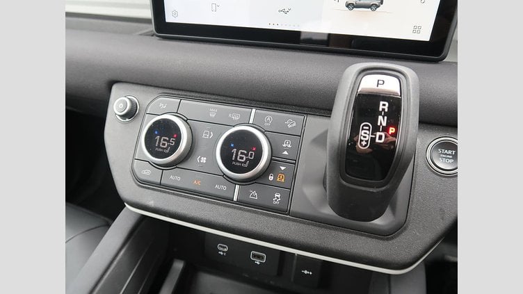 2023 認定中古車 Land Rover Defender 110 サントリーニブラック D300 AWD（AT） S