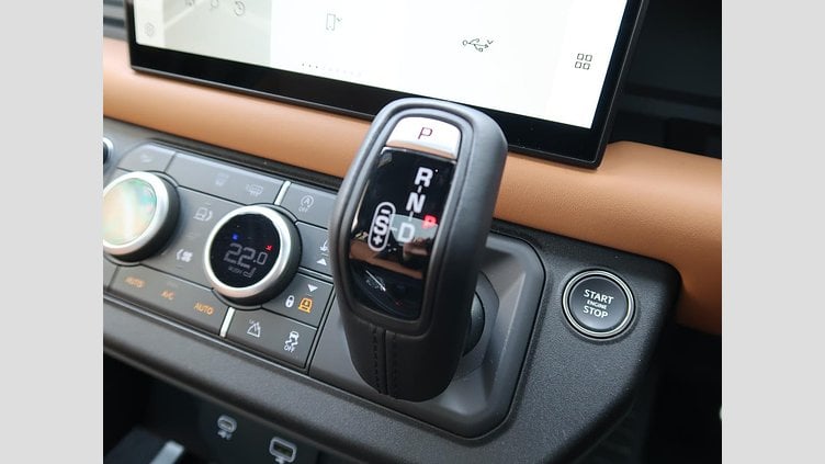 2024 認定中古車 Land Rover Defender 110 サントリーニブラック D300 AWD（AT） X