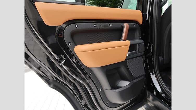2024 認定中古車 Land Rover Defender 110 サントリーニブラック D300 AWD（AT） X