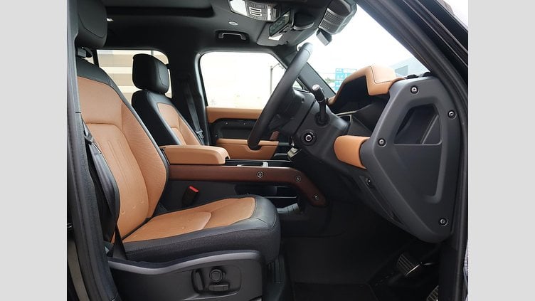 2024 認定中古車 Land Rover Defender 110 サントリーニブラック D300 AWD（AT） X