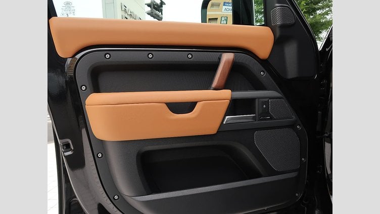 2024 認定中古車 Land Rover Defender 110 サントリーニブラック D300 AWD（AT） X