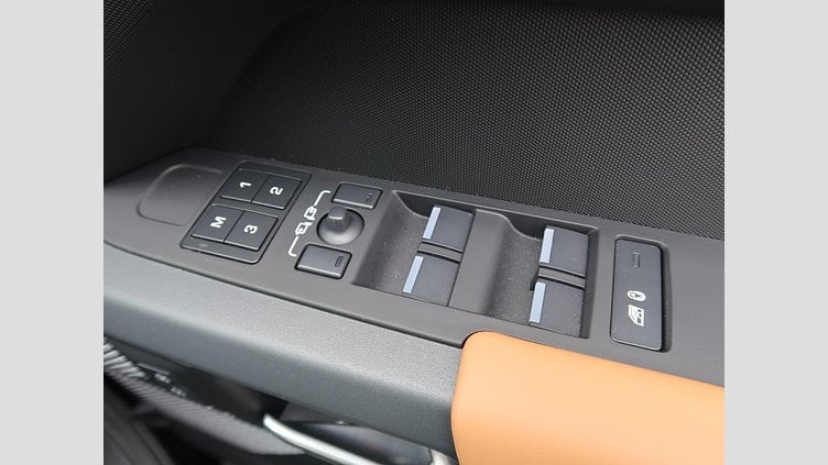 2024 認定中古車 Land Rover Defender 110 サントリーニブラック D300 AWD（AT） X