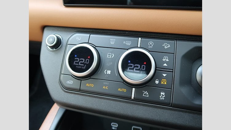 2024 認定中古車 Land Rover Defender 110 サントリーニブラック D300 AWD（AT） X