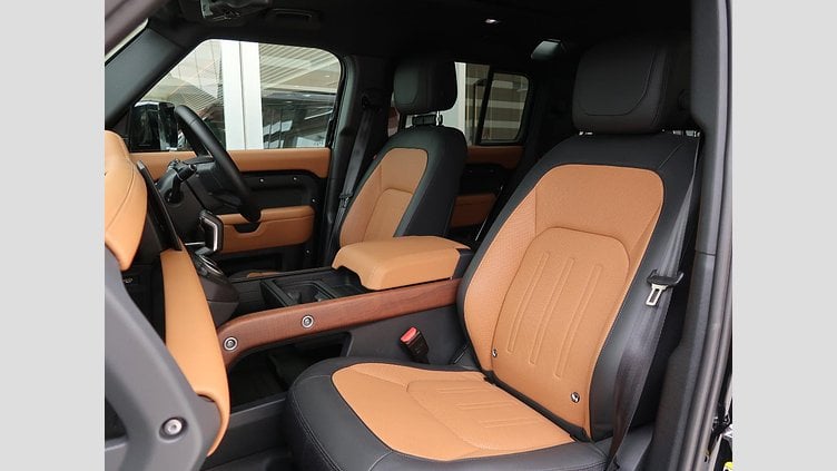 2024 認定中古車 Land Rover Defender 110 サントリーニブラック D300 AWD（AT） X