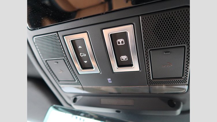2024 認定中古車 Land Rover Defender 110 サントリーニブラック D300 AWD（AT） X