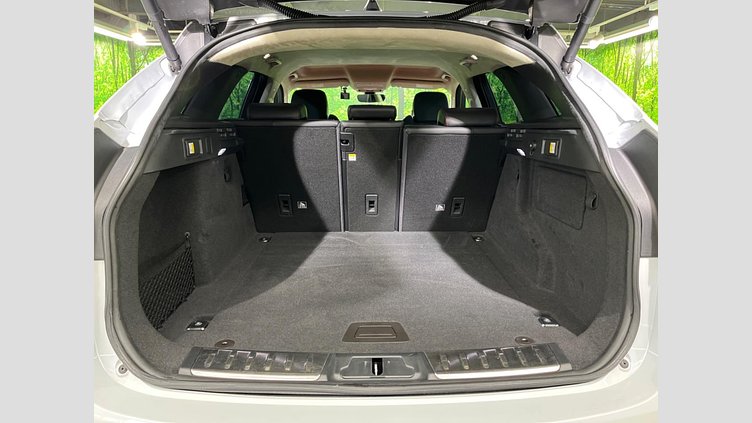 2020 認定中古車 Jaguar F-Pace Yulong White 2.0 litre i4D Diesel チェッカーフラッグ・エディション