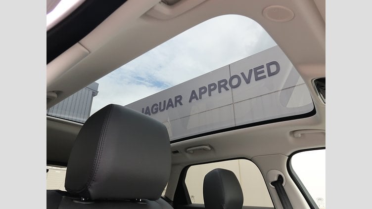 2025 認定中古車 Land Rover Range Rover Velar オストゥーニパールホワイト P400eプラグインハイブリッド（ガソリン） スタンダードホイールベース Dynamic SE