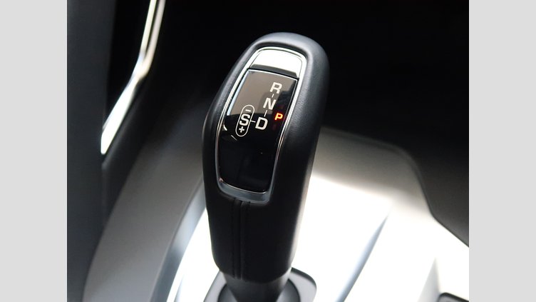 2018 認定中古車 Jaguar E-Pace フジ ホワイト D180 オートマチック全輪駆動 R-DYNAMIC S