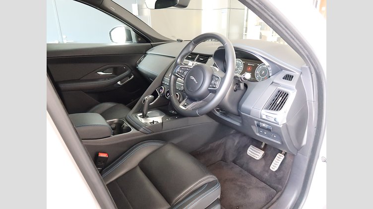 2018 認定中古車 Jaguar E-Pace フジ ホワイト D180 オートマチック全輪駆動 R-DYNAMIC S