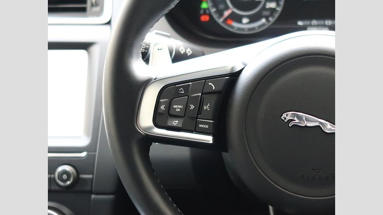 2018 認定中古車 Jaguar E-Pace フジ ホワイト D180 オートマチック全輪駆動 R-DYNAMIC S