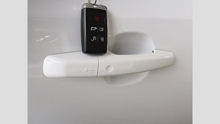 2018 認定中古車 Jaguar E-Pace フジ ホワイト D180 オートマチック全輪駆動 R-DYNAMIC S