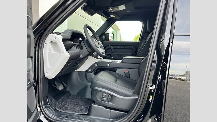 2025 SKLADOVÉ VOZIDLÁ Land Rover Defender 110 Čierna Santorini D250 MHEV AUTOMAT AWD X-Dynamic SE