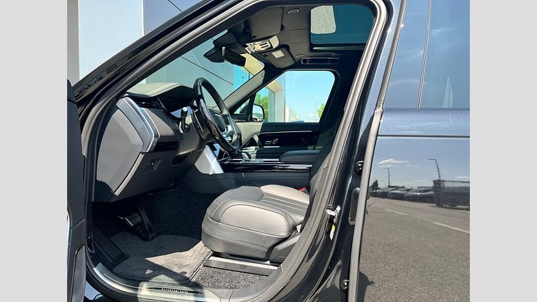 2025 SKLADOVÉ VOZIDLÁ Land Rover Range Rover Čierna Santorini P550e PHEV AWD AUTOMAT SWB Autobiography