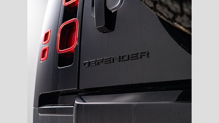 2023 認定中古車 Land Rover Defender 110 サントリーニブラック D300 AWD（AT） S