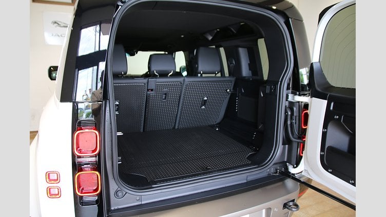 2024 認定中古車 Land Rover Defender 110 フジホワイト P300 ガソリン X-Dynamic SE