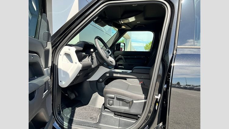 2025 SKLADOVÉ VOZIDLÁ Land Rover Defender 110 Čierna Santorini D200 AWD AUTOMAT MHEV S