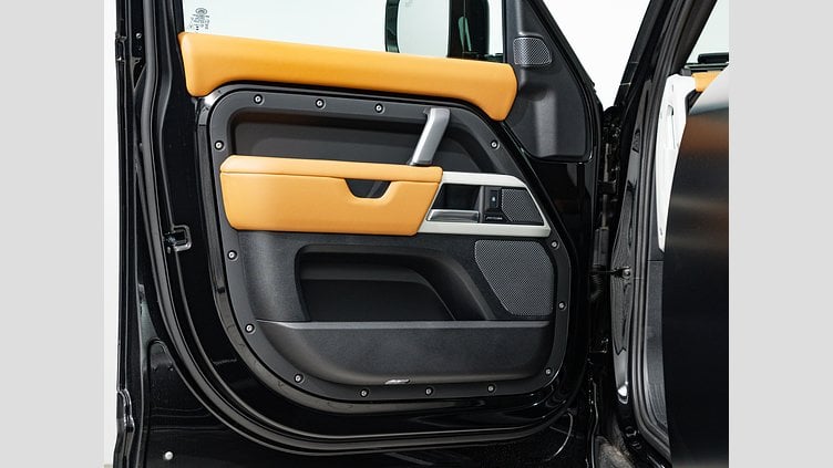 2024 認定中古車 Land Rover Defender 110 サントリーニブラック D300 AWD（AT） X-DYNAMIC HSE