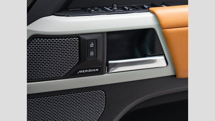 2024 認定中古車 Land Rover Defender 110 サントリーニブラック D300 AWD（AT） X-DYNAMIC HSE