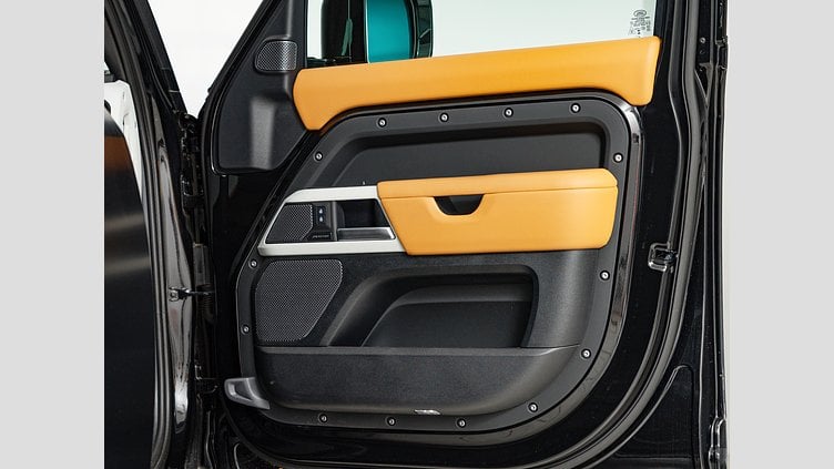 2024 認定中古車 Land Rover Defender 110 サントリーニブラック D300 AWD（AT） X-DYNAMIC HSE