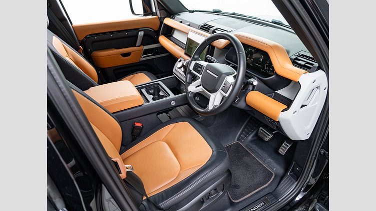 2024 認定中古車 Land Rover Defender 110 サントリーニブラック D300 AWD（AT） X-DYNAMIC HSE