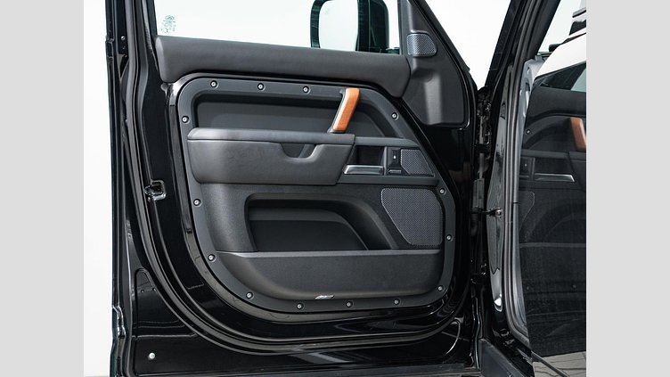 2021 認定中古車 Land Rover Defender 110 サントリーニブラック D300 AWD（AT） X