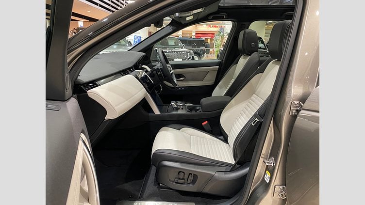 2024 認定中古車 Land Rover Discovery Sport シリコンシルバー D200マイルドハイブリッド（ディーゼル） 標準ホイール DYNAMIC SE