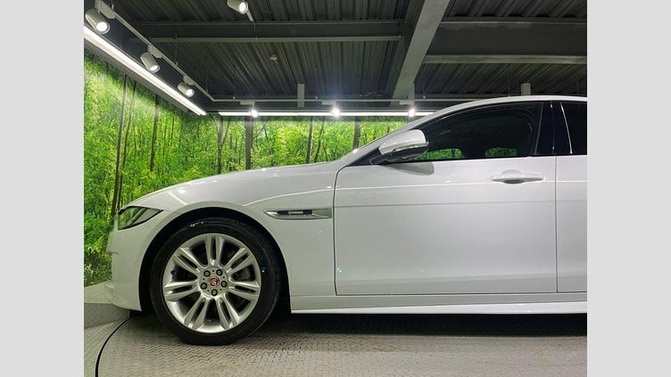 2016 認定中古車 Jaguar XE Yulong White 2WD R-スポーツ