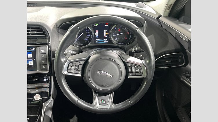 2016 認定中古車 Jaguar XE Yulong White 2WD R-スポーツ