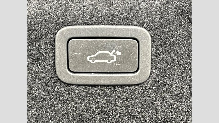 2016 認定中古車 Jaguar XE Yulong White 2WD R-スポーツ