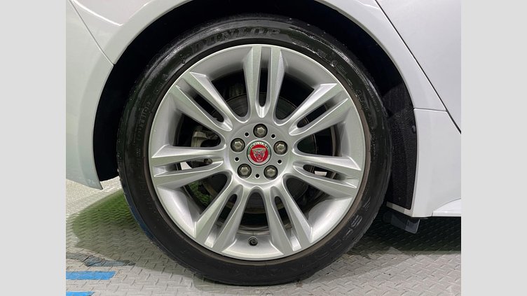 2016 認定中古車 Jaguar XE Yulong White 2WD R-スポーツ