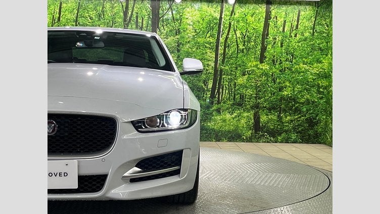 2016 認定中古車 Jaguar XE Yulong White 2WD R-スポーツ