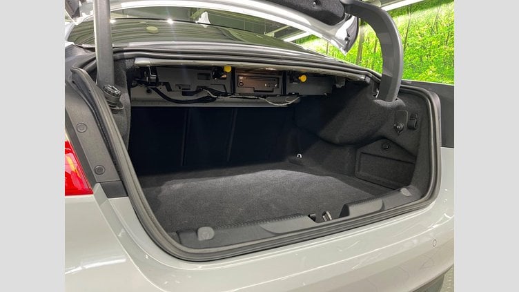 2016 認定中古車 Jaguar XE Yulong White 2WD R-スポーツ