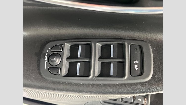 2016 認定中古車 Jaguar XE Yulong White 2WD R-スポーツ