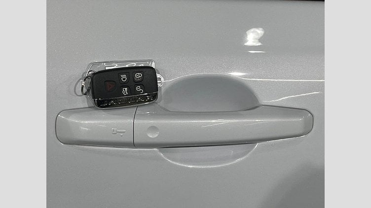 2016 認定中古車 Jaguar XE Yulong White 2WD R-スポーツ