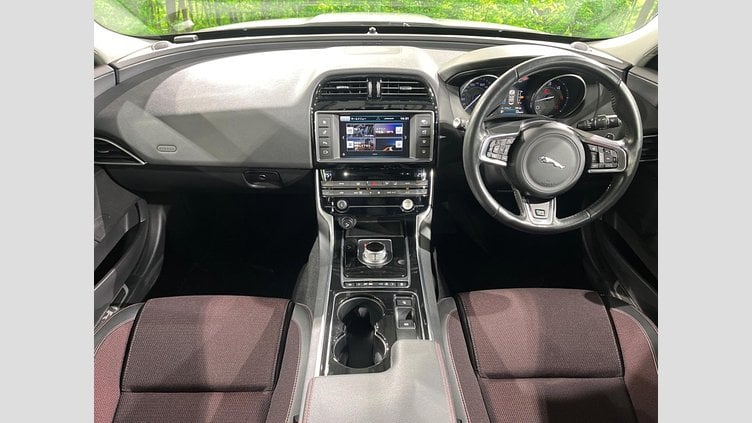 2016 認定中古車 Jaguar XE Yulong White 2WD R-スポーツ