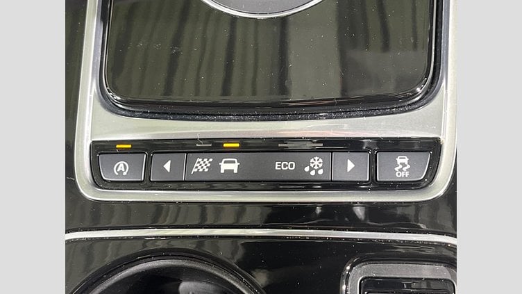 2016 認定中古車 Jaguar XE Yulong White 2WD R-スポーツ