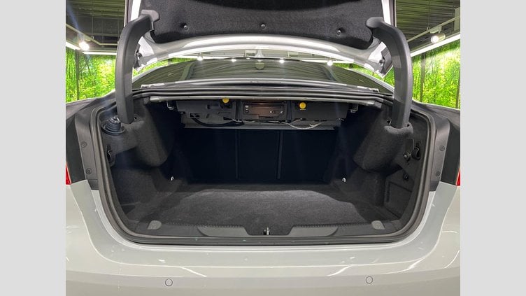 2016 認定中古車 Jaguar XE Yulong White 2WD R-スポーツ