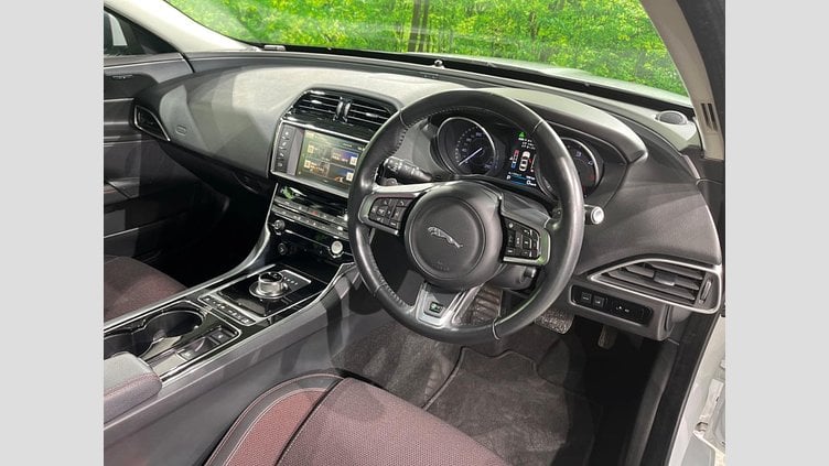 2016 認定中古車 Jaguar XE Yulong White 2WD R-スポーツ