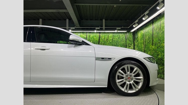 2016 認定中古車 Jaguar XE Yulong White 2WD R-スポーツ