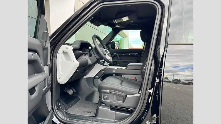 2025 SKLADOVÉ VOZIDLÁ Land Rover Defender 110 Čierna Santorini D250 AWD AUTOMAT MHEV S
