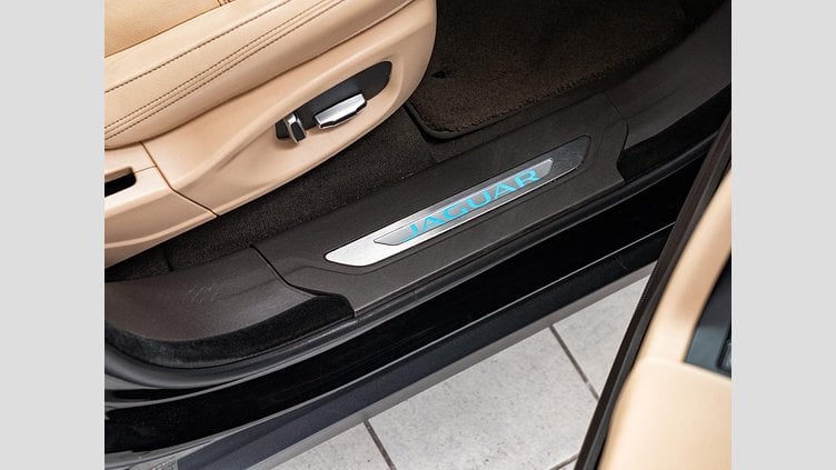 2019 認定中古車 Jaguar F-Pace Narvik Black 2.0 litre i4D Diesel プレステージ	