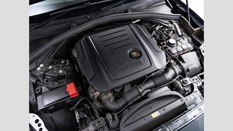 2019 認定中古車 Jaguar F-Pace Narvik Black 2.0 litre i4D Diesel プレステージ	